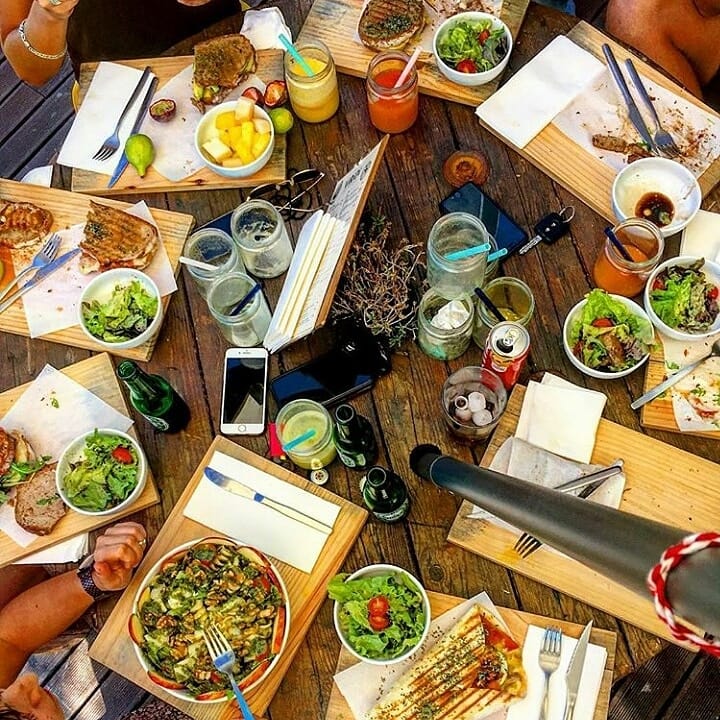 Sumos naturais, saladas, tostas, fruta fresca